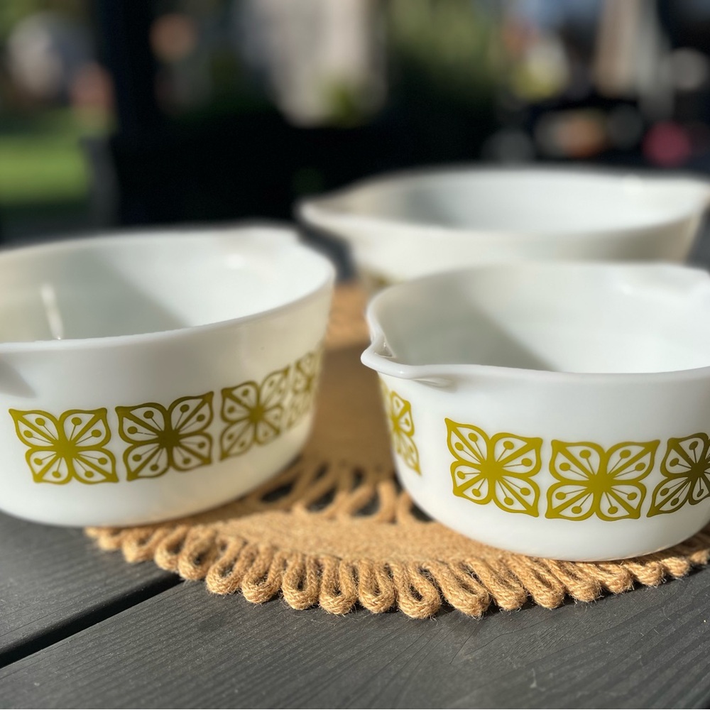 Vintage PYREX verde flower square bowl trio with lids - Picture 3 of 3